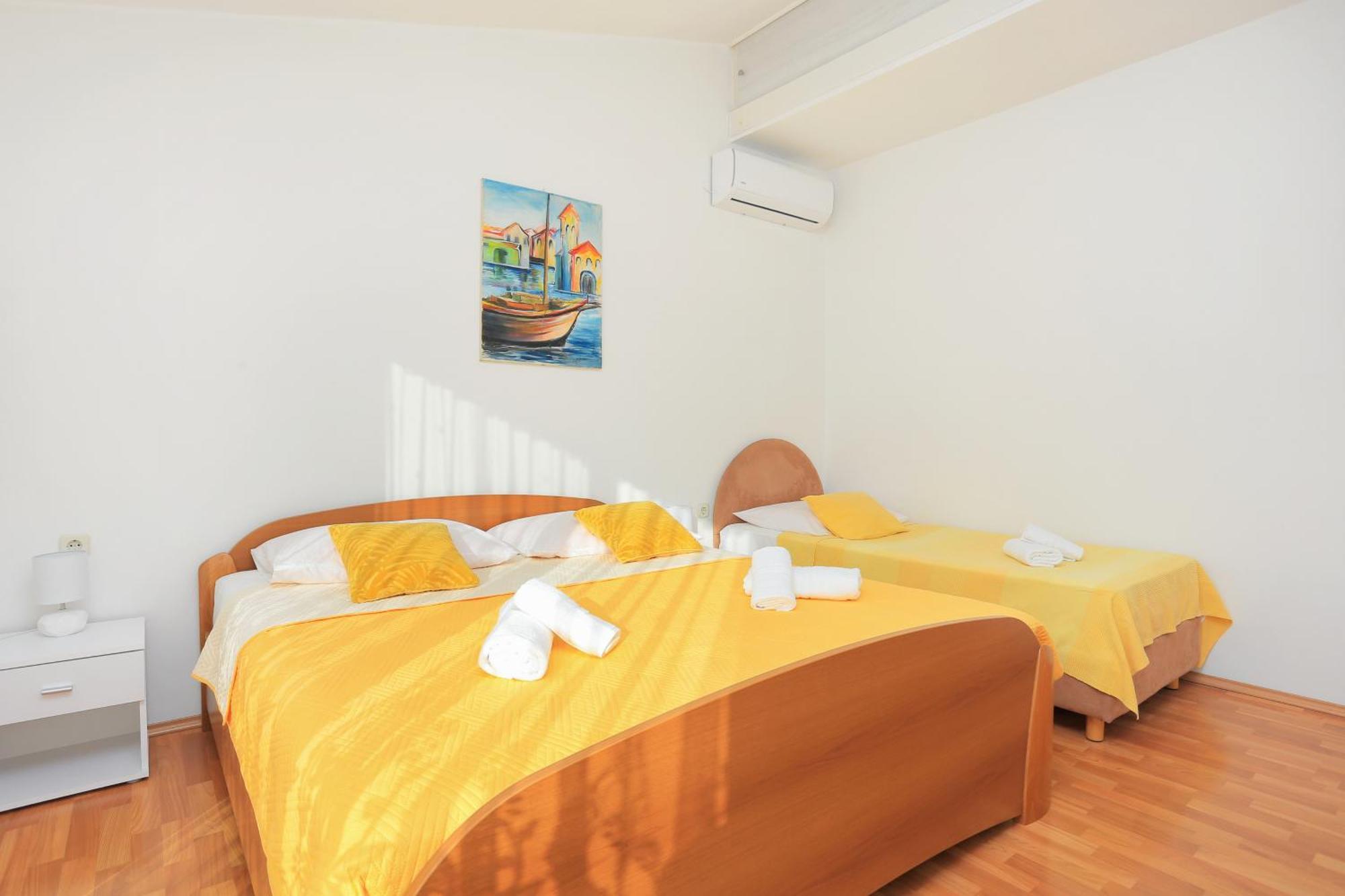 Apartments And Rooms With Parking Space Kastel Stafilic, Kastela - 18673 Rum bild
