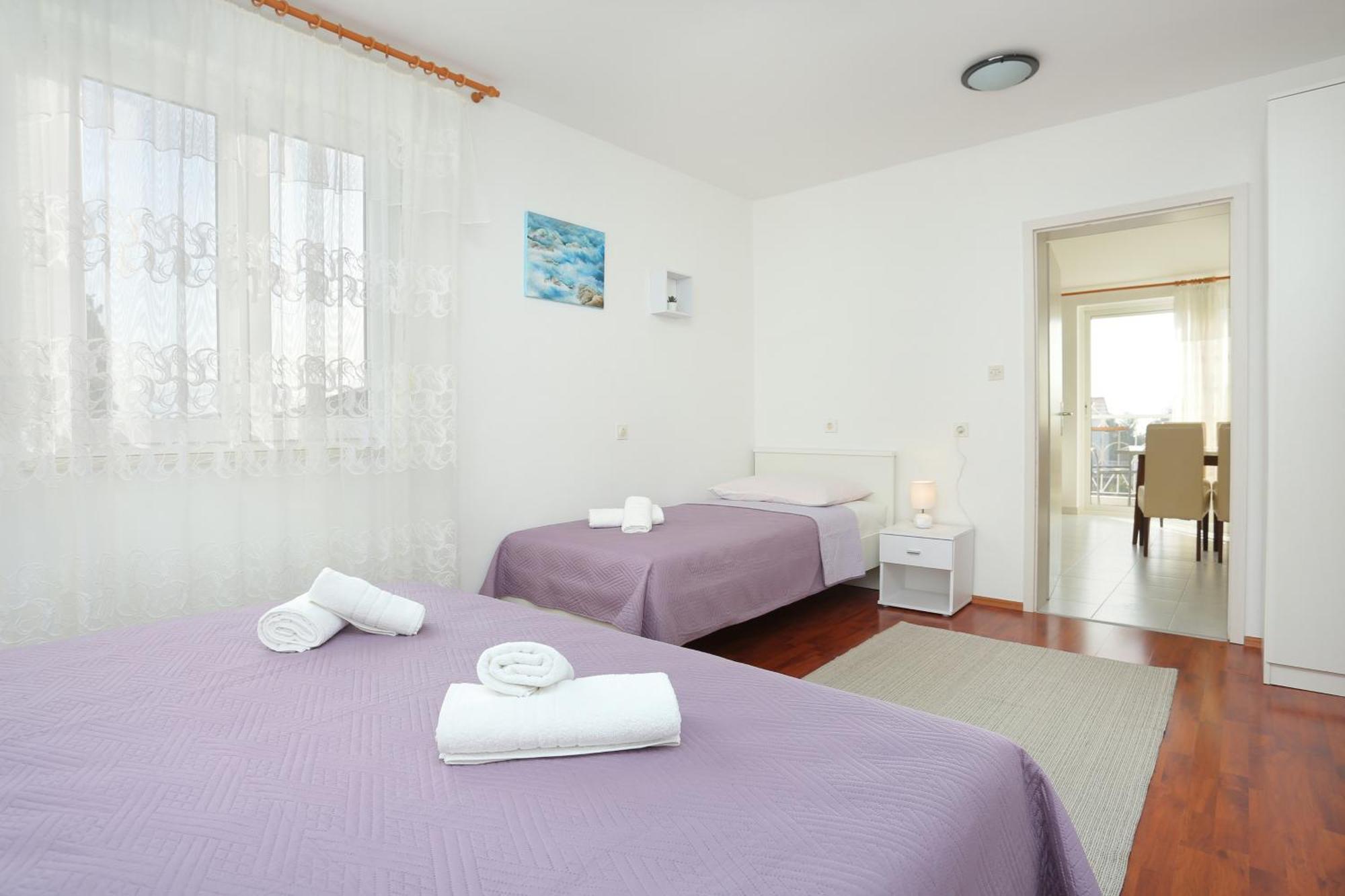 Apartments And Rooms With Parking Space Kastel Stafilic, Kastela - 18673 Rum bild