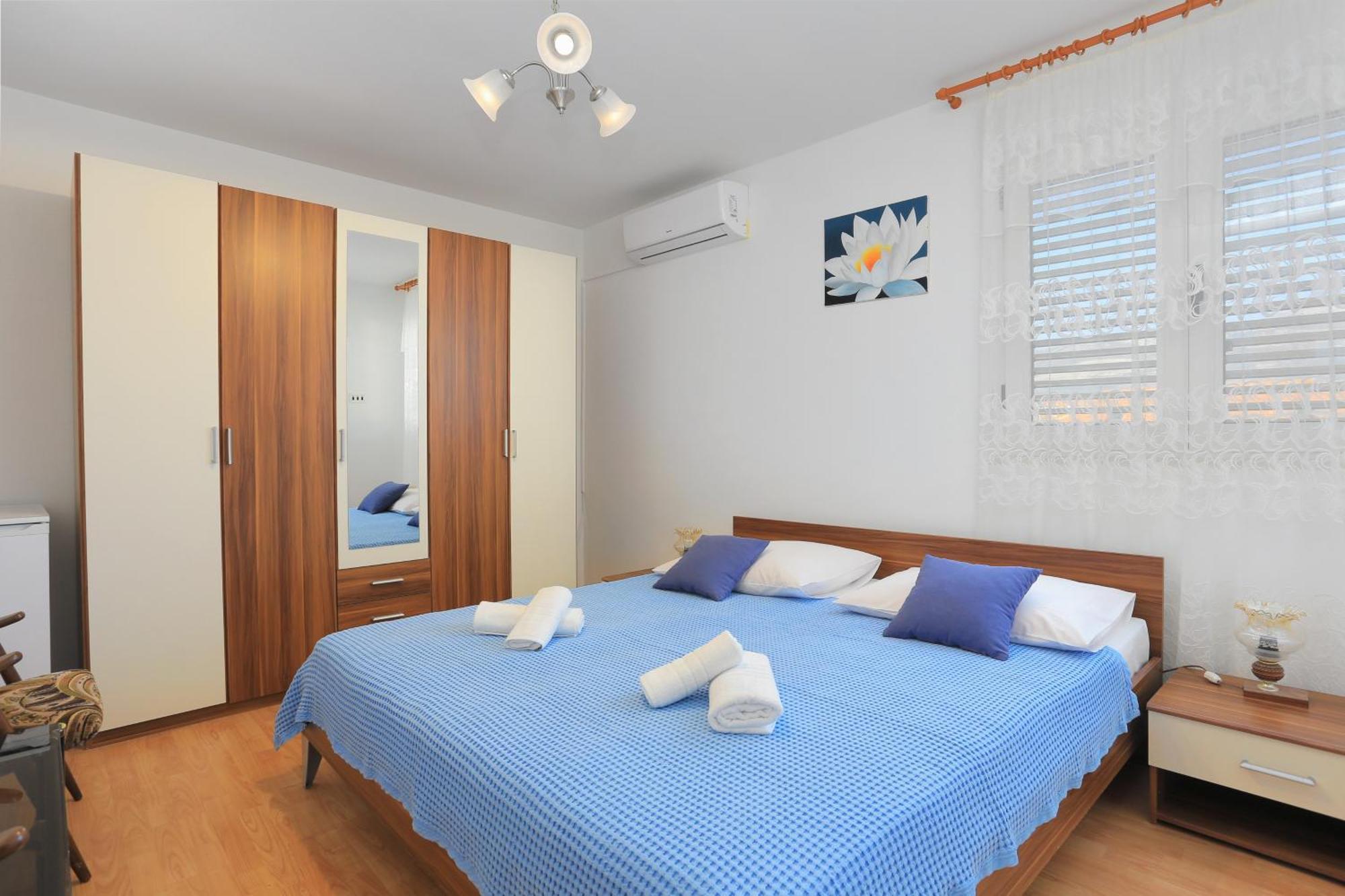 Apartments And Rooms With Parking Space Kastel Stafilic, Kastela - 18673 Rum bild